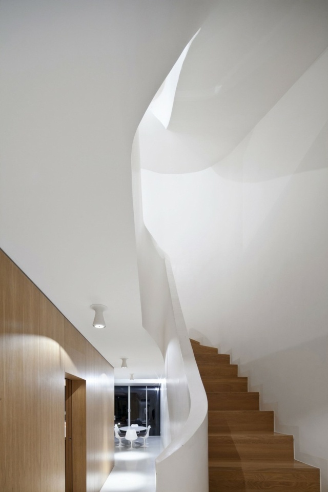 extension maison escalier blanc design accent intérieur