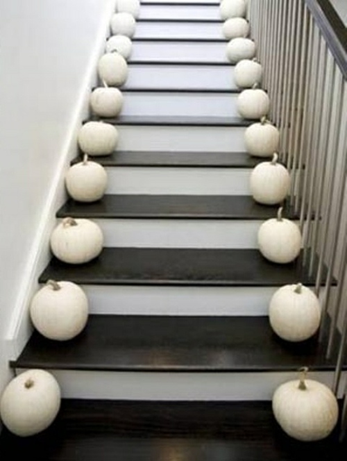 escalier déco bordé citrouilles blanches