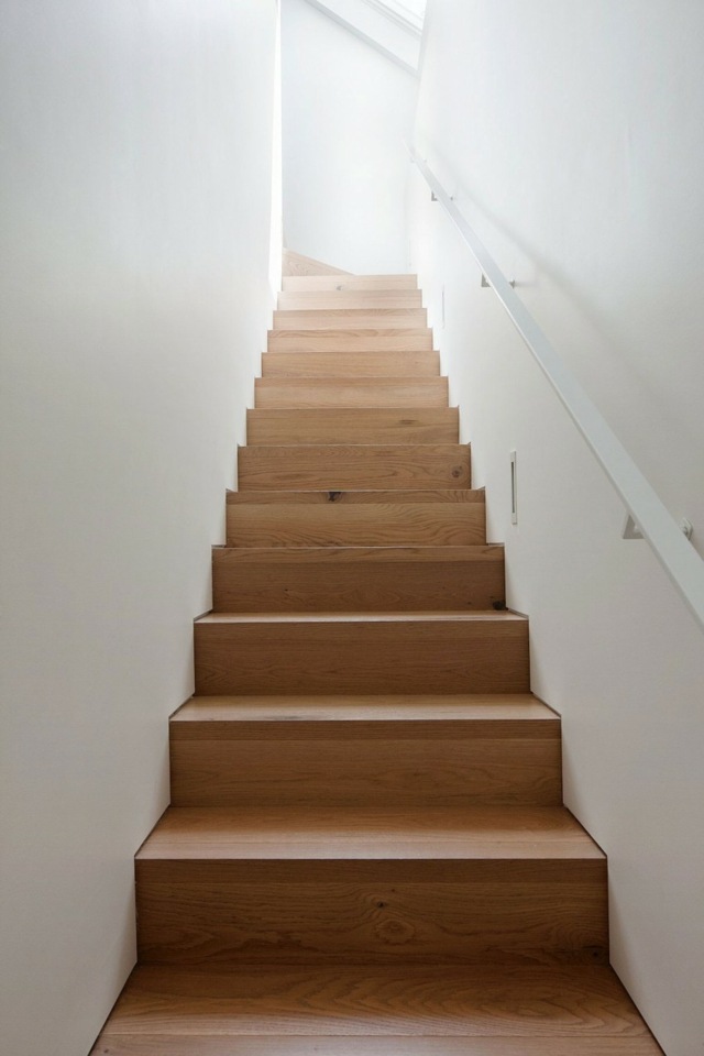 escalier lumiere fond bois design interieur moderne
