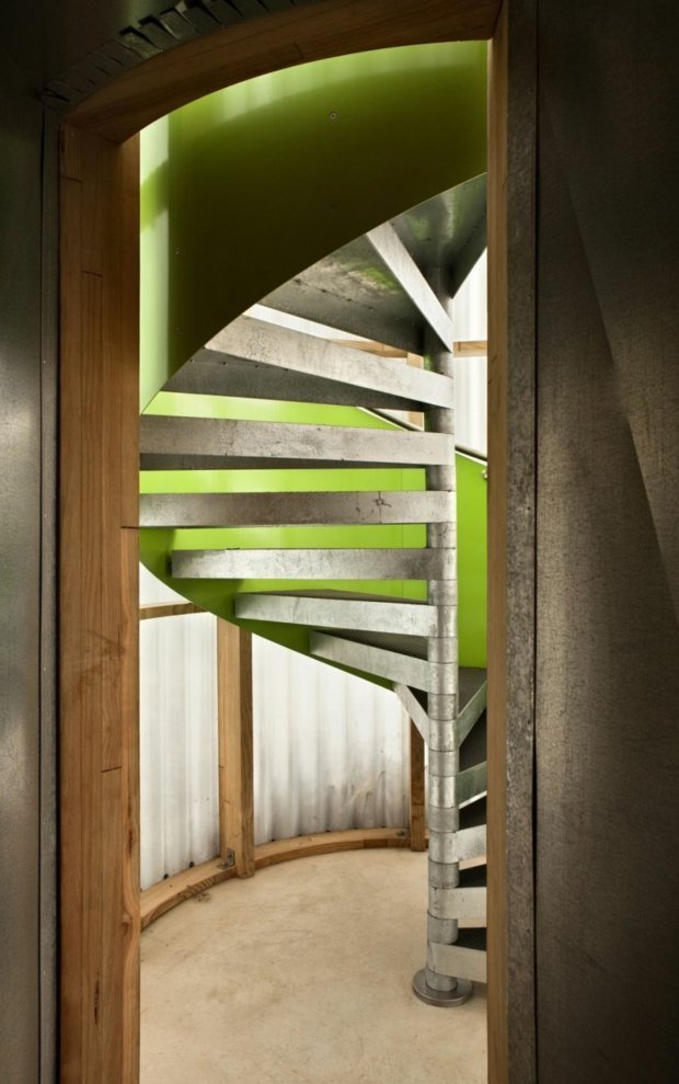 escalier spirale design relie trois niveaux