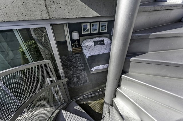 escalier vis chambre lit marches metal