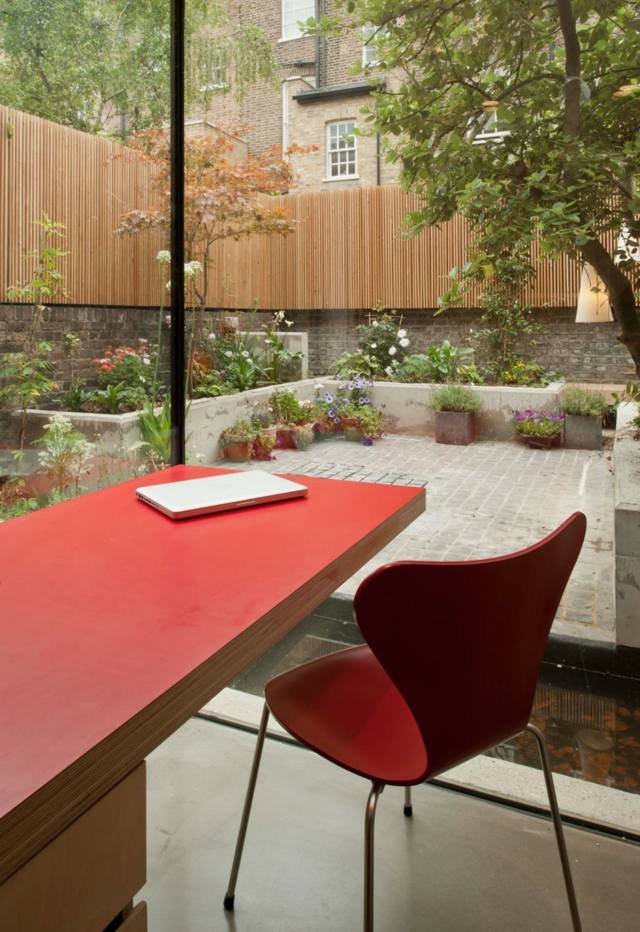espace bureau table design rouge donne sur cour intérieure