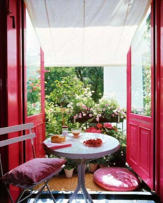 espace petit rouge porte ouverte balcon fleuri
