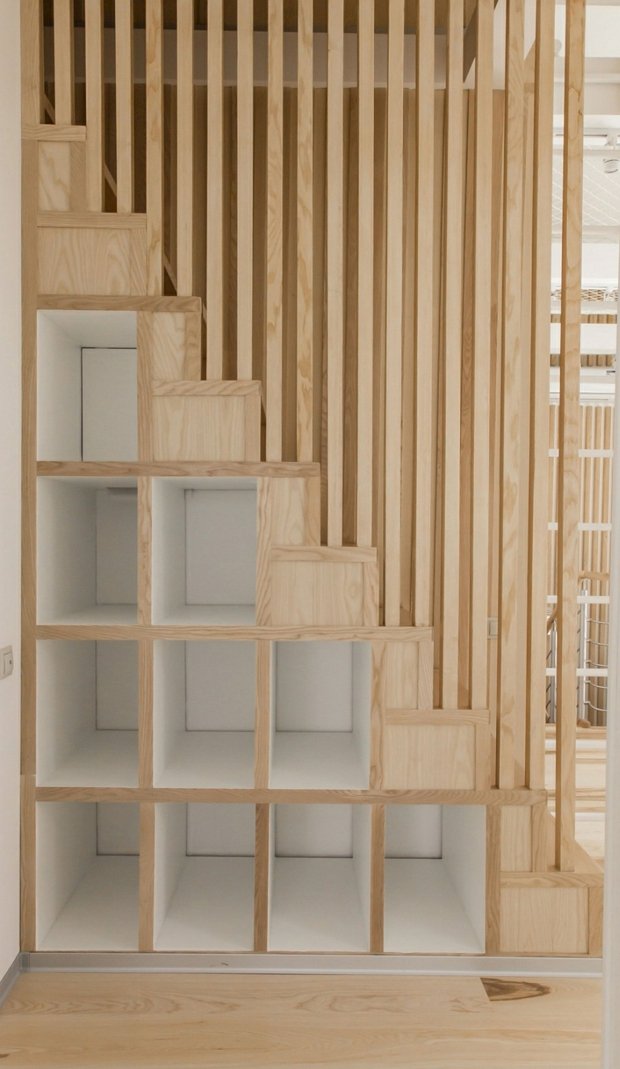 espace sous escalier maximisé étagères rangement bois