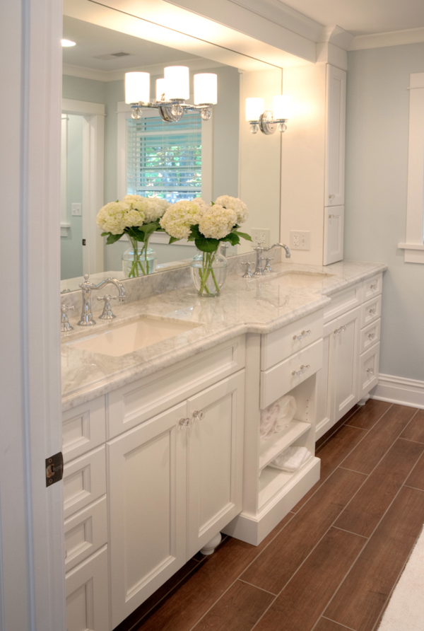 Exemple très élégant de fleurs intégrées dans la salle de bain classique blanche luxe