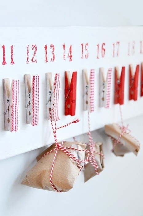 fabriquer-calendrier-Avent-pinces-décorées-rouge-blanc-rubans calendrier de l'avent