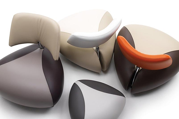 fauteuil design futuriste avec pouf