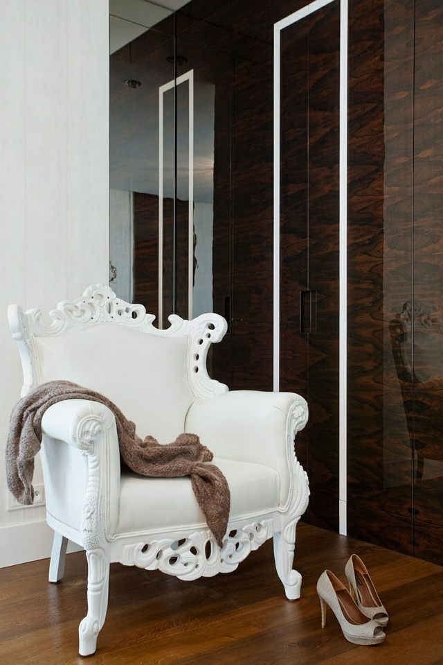 fauteuil rétro contraste déco moderne armoire lustrée