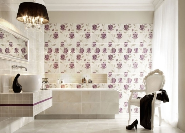 faïence-salle-bains-beige-clair-motifs-fleurs-lilas-fines faïence salle de bains