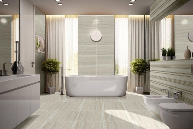 faïence-salle-bains-beige-clair-rayures-fines-baignoire-blanche-élégante faïence salle de bains