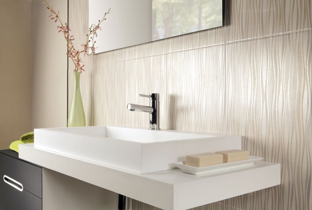 faïence-salle-bains-beige-motifs-fins-vasque-blanc-élégant faïence salle de bains
