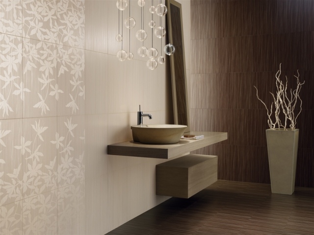faïence-salle-bains-crème-marron-motifs-fins-fleurs-blanches-meuble-vasque-bois
