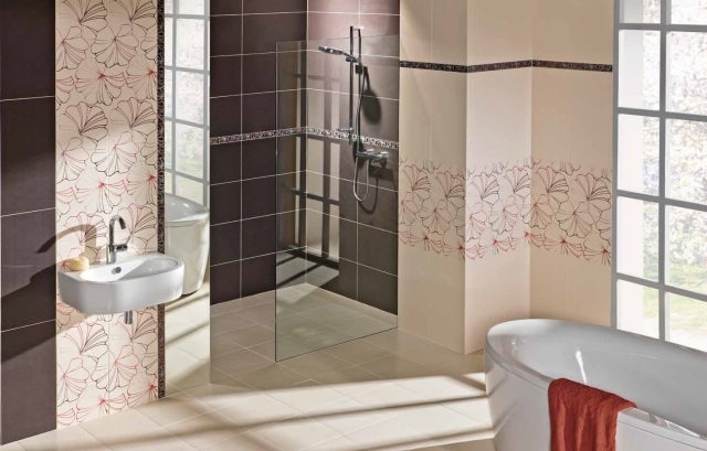 faïence-salle-bains-crème-marron-sombre-motifs-fins-fleurs-baignoire-blanche faïence salle de bains