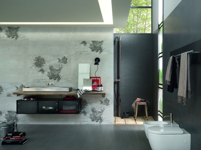 faïence-salle-bains-gris-clair-motifs-roses-grises-vasque-élégant-blanc faïence salle de bains
