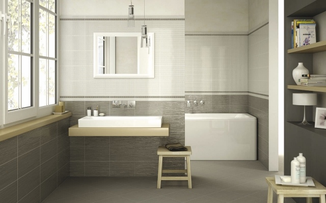 faïence-salle-bains-grise-blanche-motifs-fins-vasque-baignoire-blancs-design-original faïence salle de bains