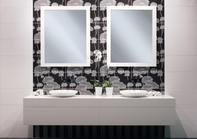 faïence-salle-bains-noire-blanche-motifs-roses-blanches-fins-miroirs-rectangulaires faïence salle de bains
