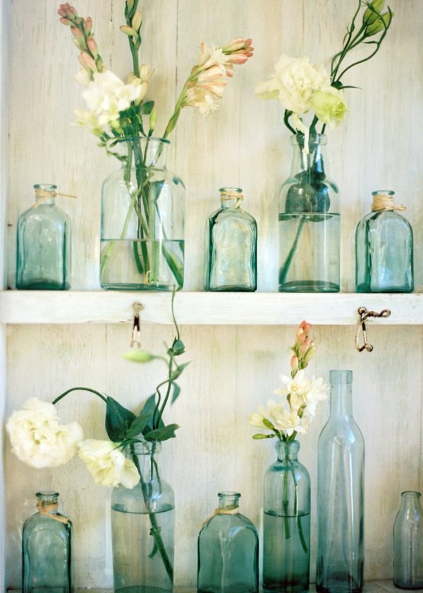 Idée déco salle de bain en bouteilles remplies de fleurs diy bleu blanc