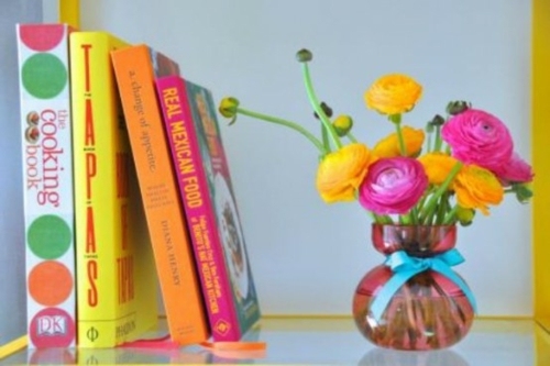idée déco fleurs livres couleurs differentes