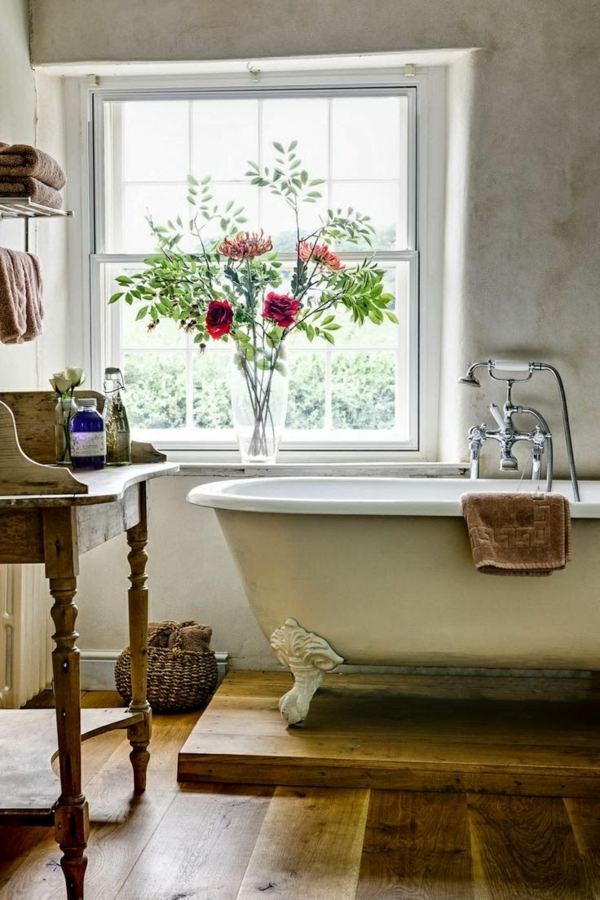 Salle de bains à style vieilli avec une belle composition de fleurs sauvages verdure intérieur
