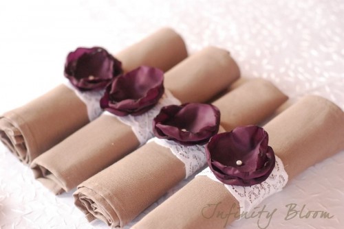 fleurs violettes dentelle blanche rond serviette