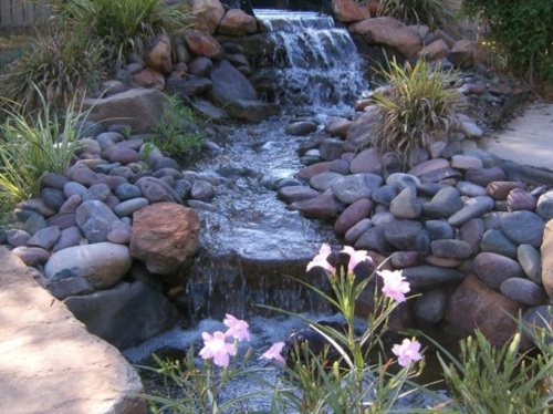 fontaine jardin caillou pierre grise ruisseau