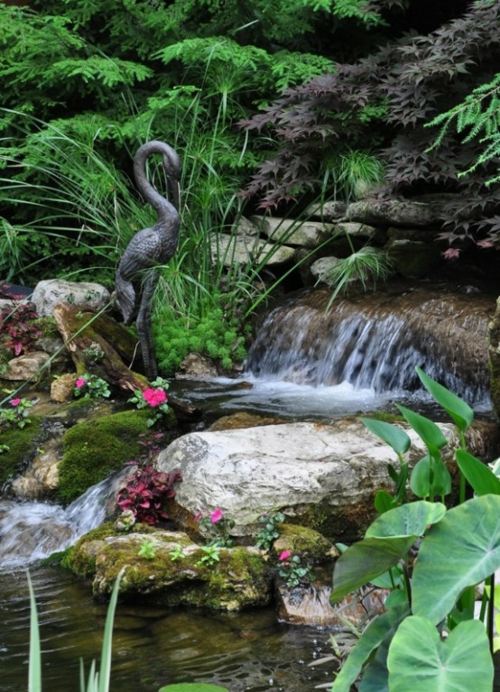 fontaine jardin chute eau cicogne sculpture verdure