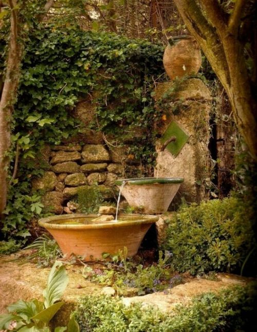 fontaine jardin mur ancien terre cuite seau