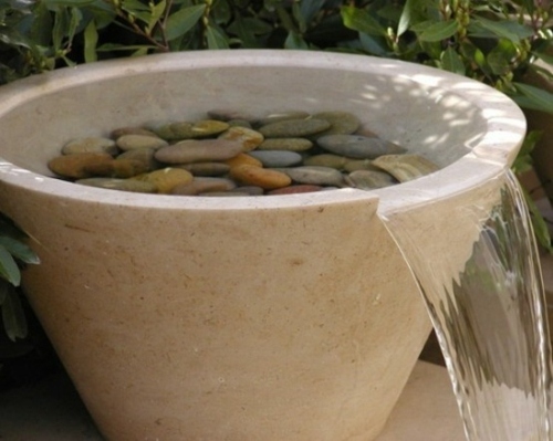 fontaine jardin vasque cone epure filet eau galet
