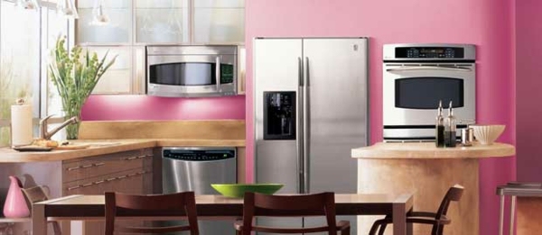 four-encastrable-cuisine-murs-rose-appareils-acier-inox-comptoir-bois four encastrable