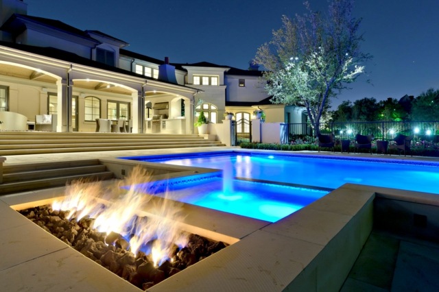 foyers extérieurs piscine feu nuit design