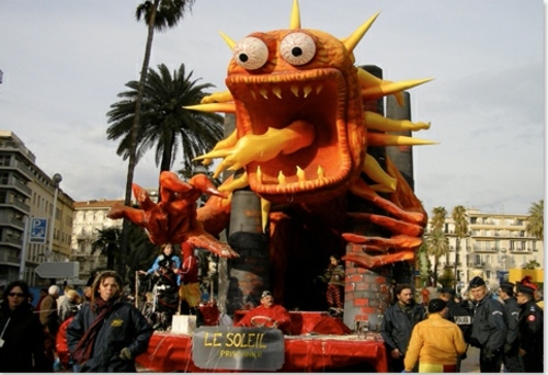 france visite touriste dragon orange carnaval nice