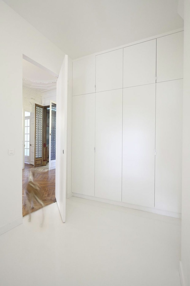 Chambre avec garde-robe moderne en blanc minimaliste style design