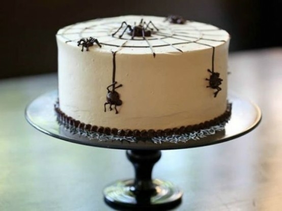Ou un grand gâteaux Halloween blanc avec des toiles d'araignées  décorative 