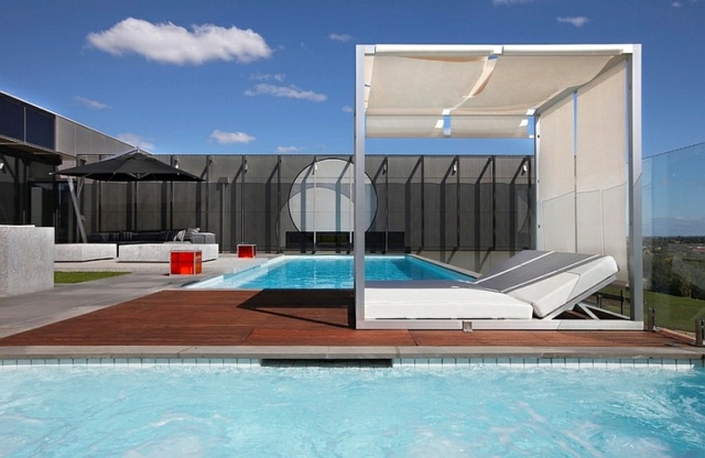 grand lit exterieur modern piscine
