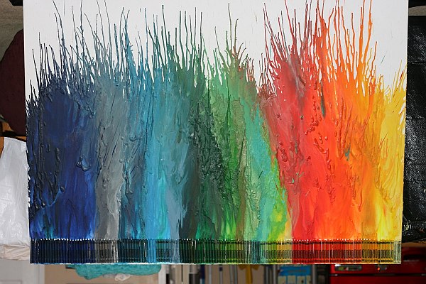 grand tableau multicolore fait crayons