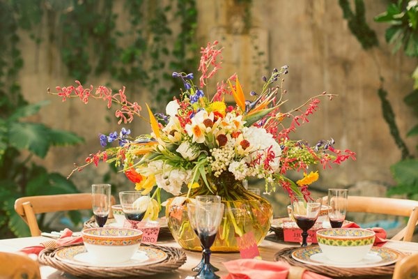 grand-vase-differentes-fleurs-roses-table