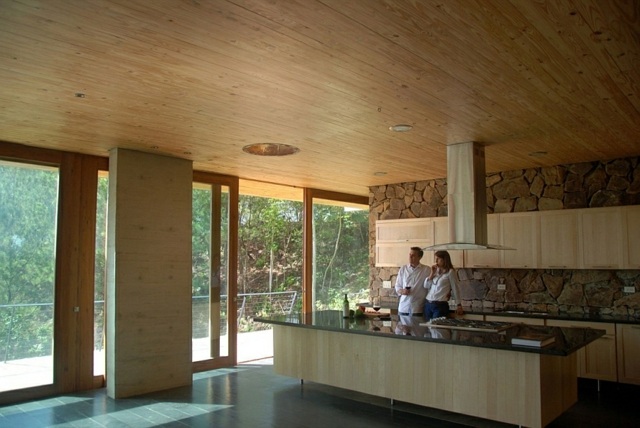grande cuisine vue terrasse pierres bois