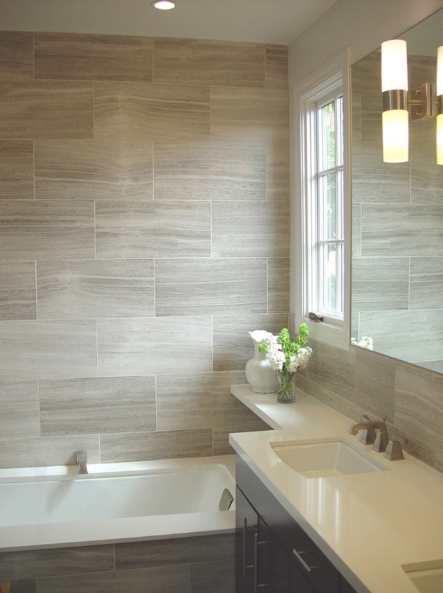 Carreaux en gris beige nuancés intéressants salle baignoire bains
