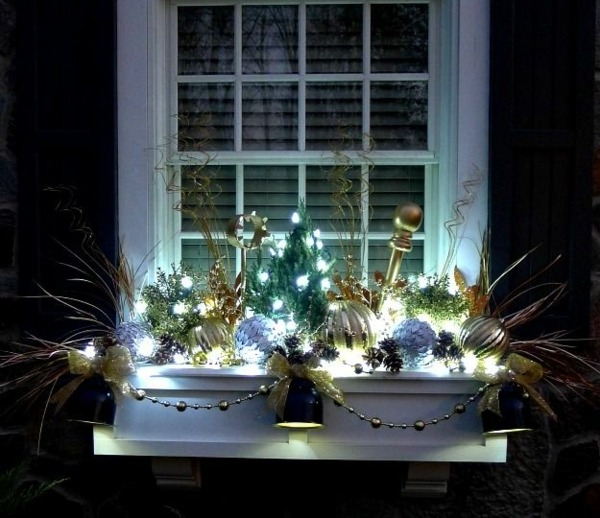 guirlandes-lumineuses-Noël-arrangement-boules-ornements-guirlandes-rubans guirlandes lumineuses de Noël