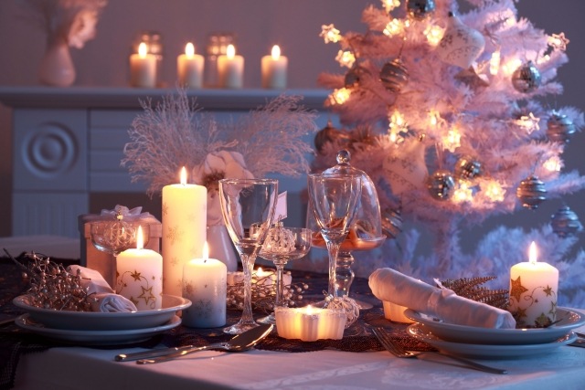 guirlandes-lumineuses-Noël-bougies-décorées-fleurs-blanches-sapin-Noel-blanc-guirlandes-lumineuses