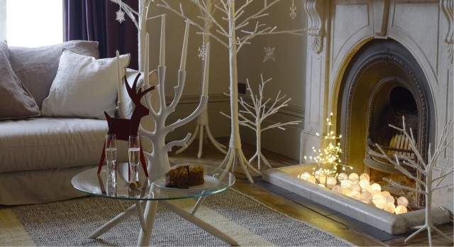 guirlandes-lumineuses-Noël-cheminée-arbres-blancs-décoratifs-cerfs