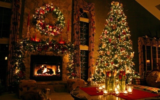 guirlandes-lumineuses-Noël-couronne-décorée-sapin-Noel-bougies guirlandes lumineuses