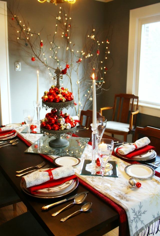 guirlandes-lumineuses-Noël-déco-table-fête-boules-Noel-rouge-or-bougies-chemin-table-blanc-rouge