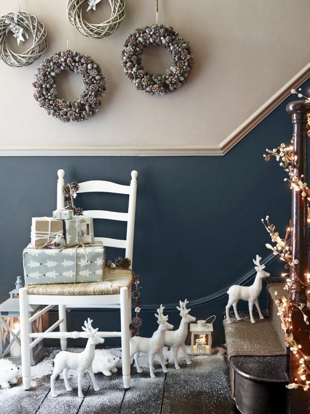 guirlandes-lumineuses-Noël-escalier-couronnes-naturelles-boîtes-cadeaux-cerfs-blancs