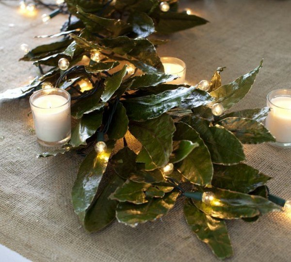 guirlandes-lumineuses-Noël-feuilles-vertes-bougies-blanches-guirlande-lumineuse guirlandes lumineuses de Noël