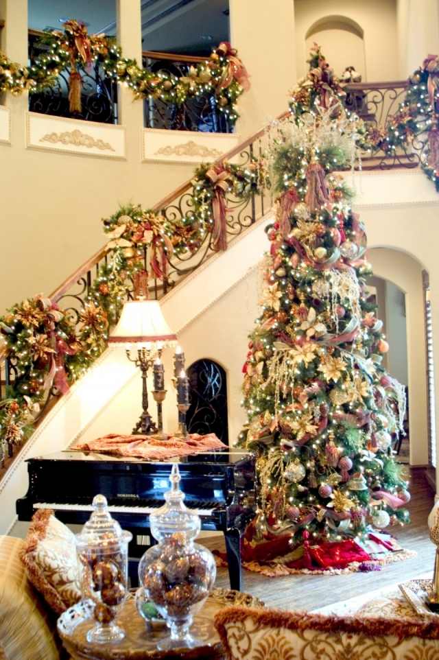 guirlandes-lumineuses-Noël-guirlandes-naturelles-ornements-boules-rubans-escalier