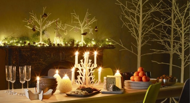 guirlandes-lumineuses-Noël-manteau-cheminée-branches-sapin-petits-arbres-blancs-décoratifs