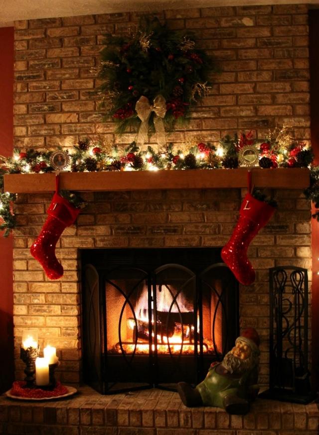 guirlandes-lumineuses-Noël-manteau-cheminée-chaussettes-rouges