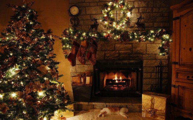 guirlandes-lumineuses-Noël-manteau-cheminée-couronne-naturelle-sapin guirlandes lumineuses