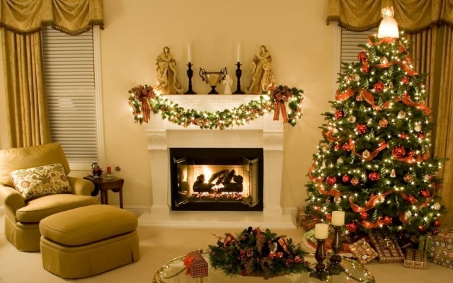 guirlandes-lumineuses-Noël-manteau-cheminée-guirlande-verte-branches-sapin-ornements guirlandes lumineuses